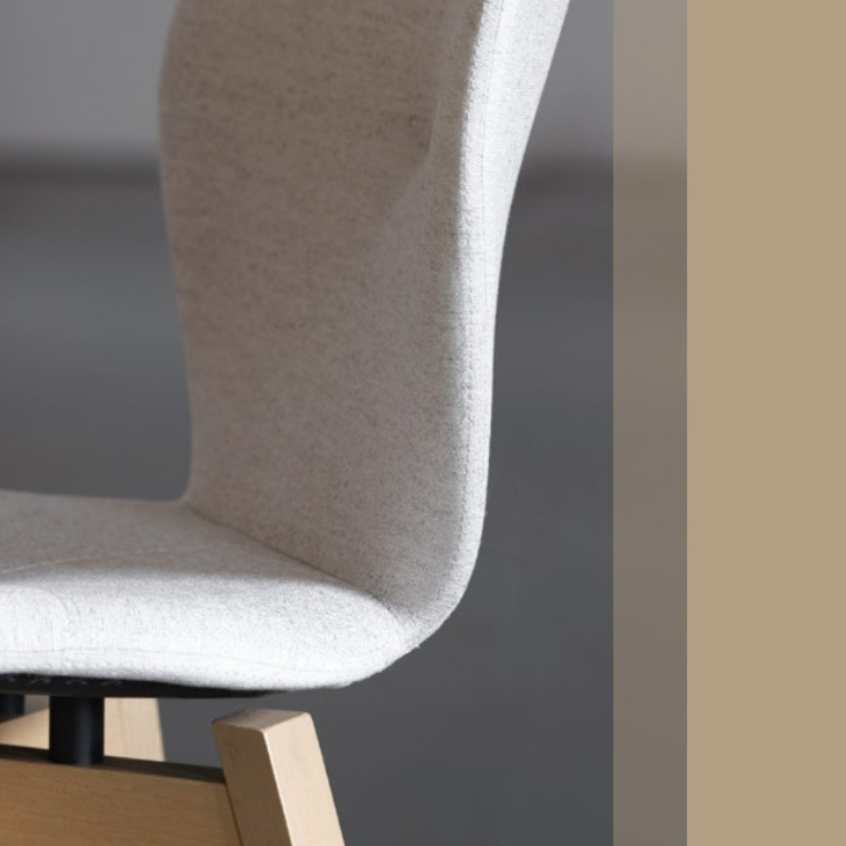 Stuhl MOOD mit Holzgestell und Stoffbezug